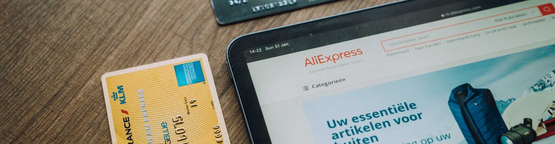 Acheter sur Aliexpress, image du header. Il montre una carte bancaire et une tablet sur le site d'Aliexpress.