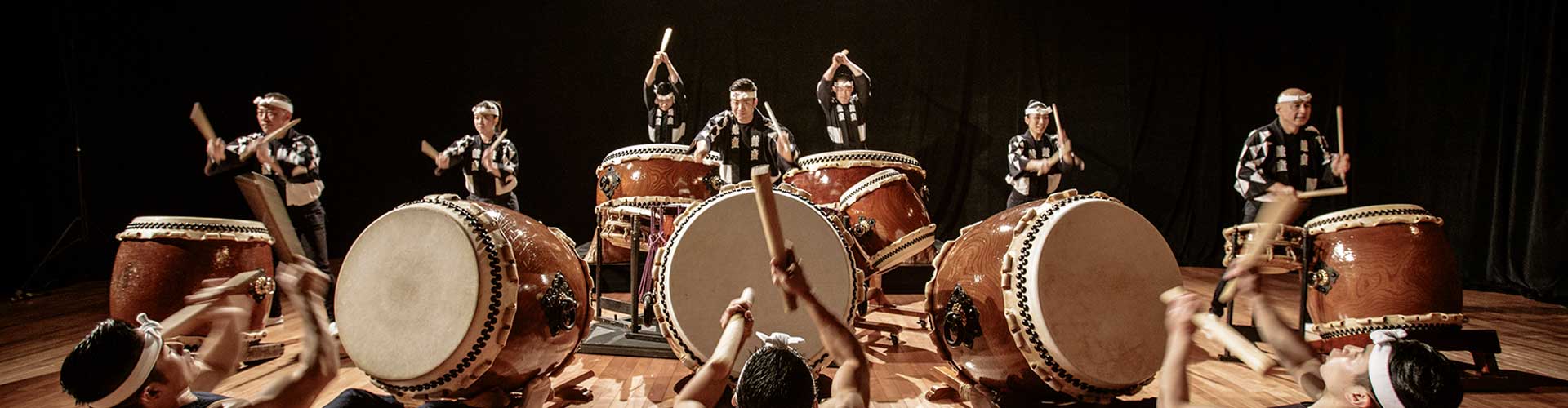 Musique Taiko - Définition du taiko, dans l'image on voit une série de percussionnistes de Taiko dans un spectacle.