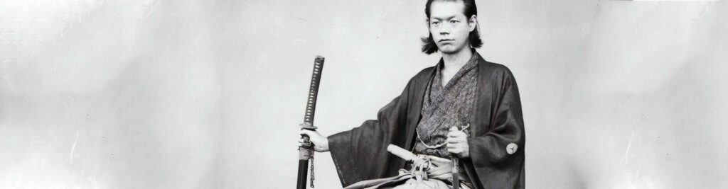 Photo d'un samouraï en blanc et noir. Image pour le header de l'article.