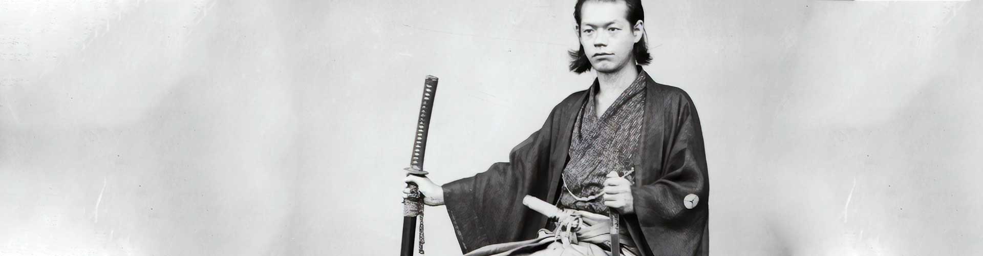 Photo d'un samouraï en blanc et noir. Image pour le header de l'article.